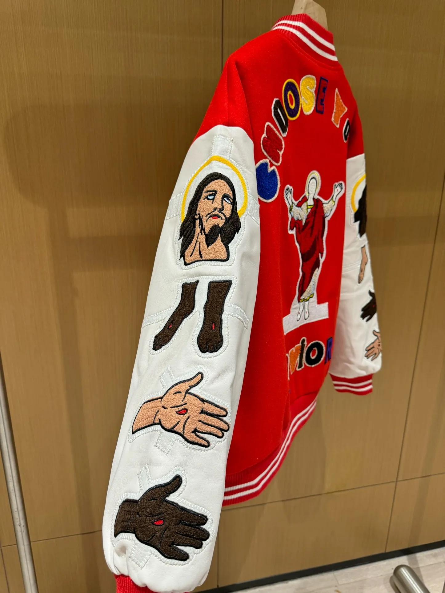 🧸High version SAINT MICHAEL high street vibe style ROCKY same heavy embroidered baseball jacket jacket for men and women p420 style number: 271# code number: S-XL high version heavy laser embroidery process quilted version one piece is enough for the winter in the north and south multiple splicing techniques for the whole piece YB customized dyeing color 3 times of pattern making to finalize heavy patch embroidery laser burning is required to carve out the template before embroidery can be carried out Only a few pieces are produced in a day, and the factory quantity is extremely low. It is different from the low-end versions on the market. You pay for the goods.